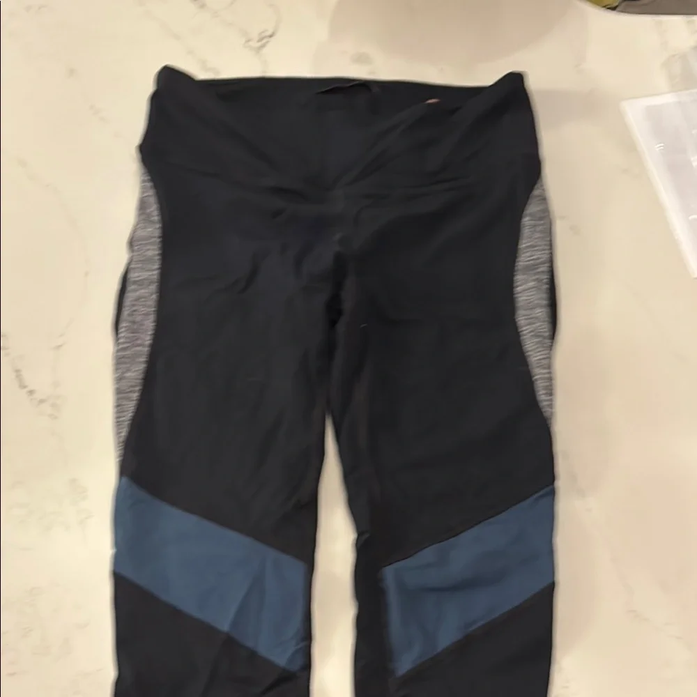 Womens Black Athletic Crop Top and Leggings Set - Picture 5 of 7